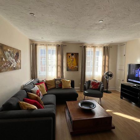 Stay In Yeovil Town Centre, Large 2 Bd Apt With Parking, Sleeps 4 Exterior foto