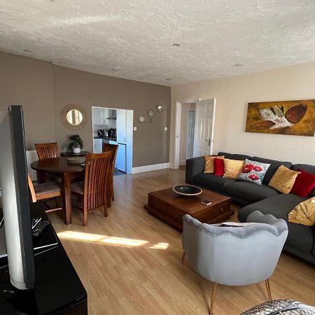 Stay In Yeovil Town Centre, Large 2 Bd Apt With Parking, Sleeps 4 Exterior foto