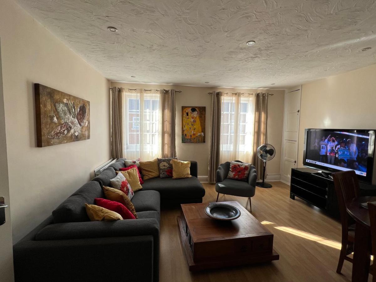 Stay In Yeovil Town Centre, Large 2 Bd Apt With Parking, Sleeps 4 Exterior foto
