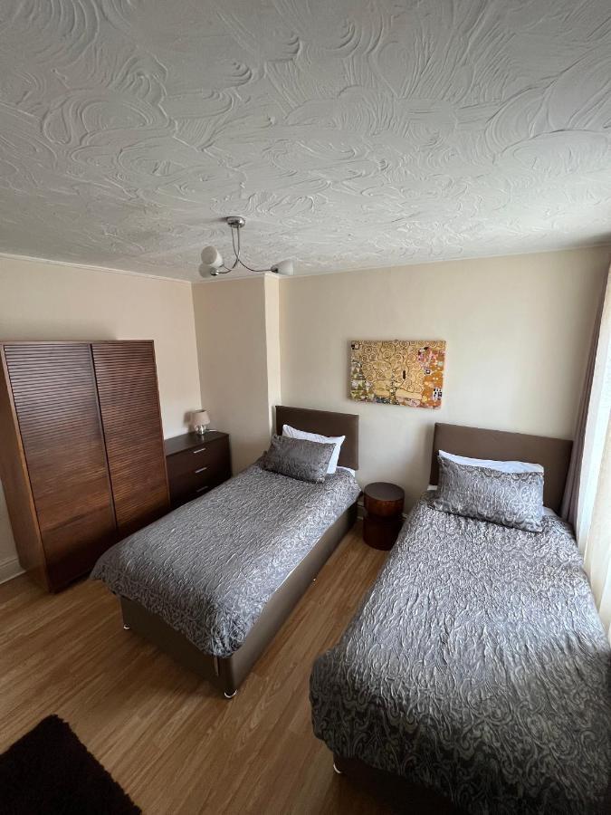 Stay In Yeovil Town Centre, Large 2 Bd Apt With Parking, Sleeps 4 Exterior foto