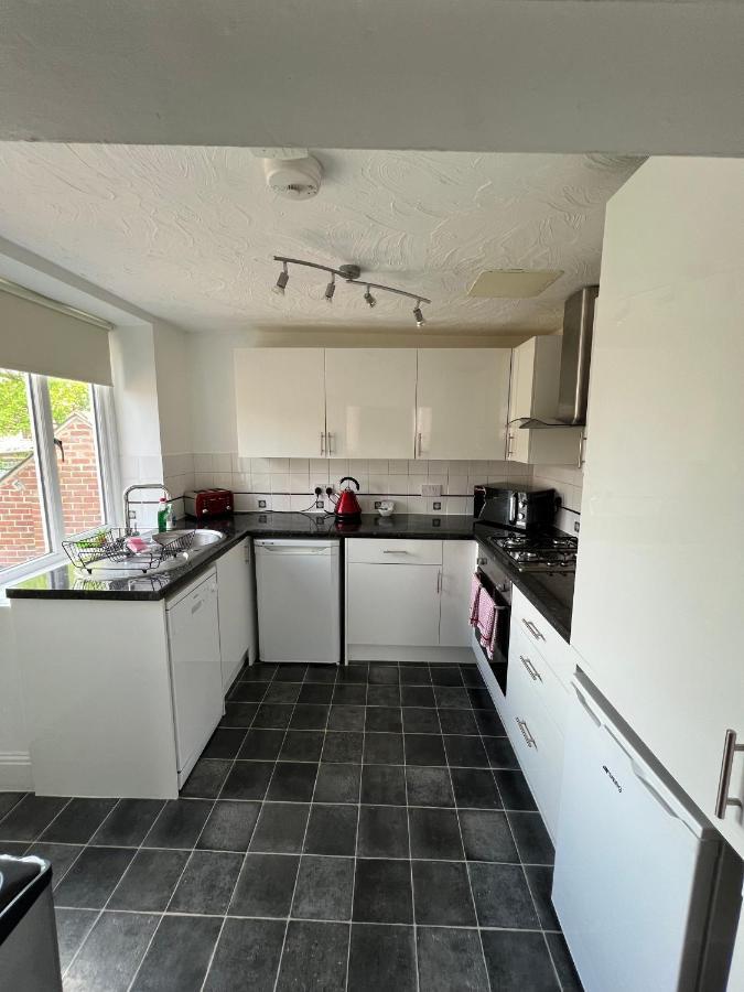 Stay In Yeovil Town Centre, Large 2 Bd Apt With Parking, Sleeps 4 Exterior foto