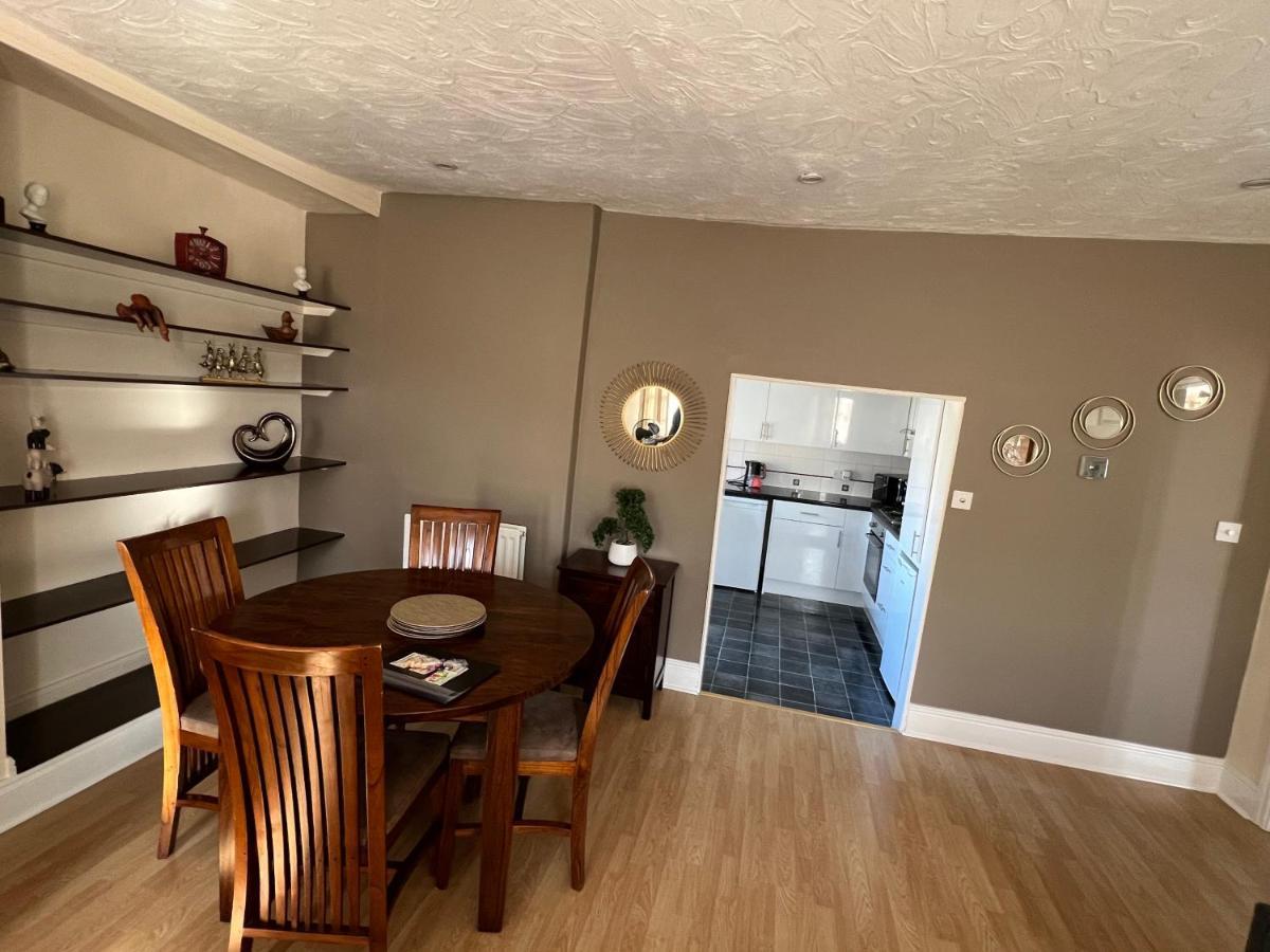 Stay In Yeovil Town Centre, Large 2 Bd Apt With Parking, Sleeps 4 Exterior foto