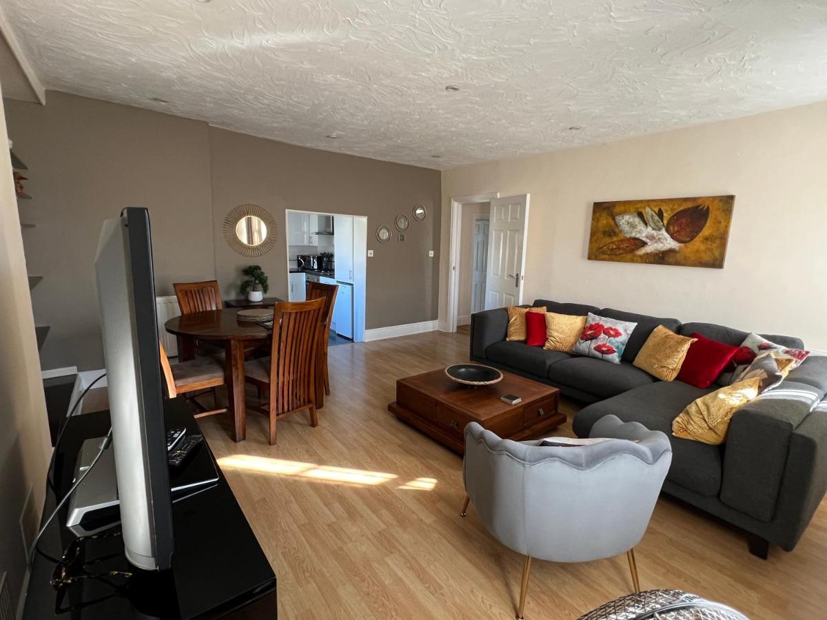 Stay In Yeovil Town Centre, Large 2 Bd Apt With Parking, Sleeps 4 Exterior foto