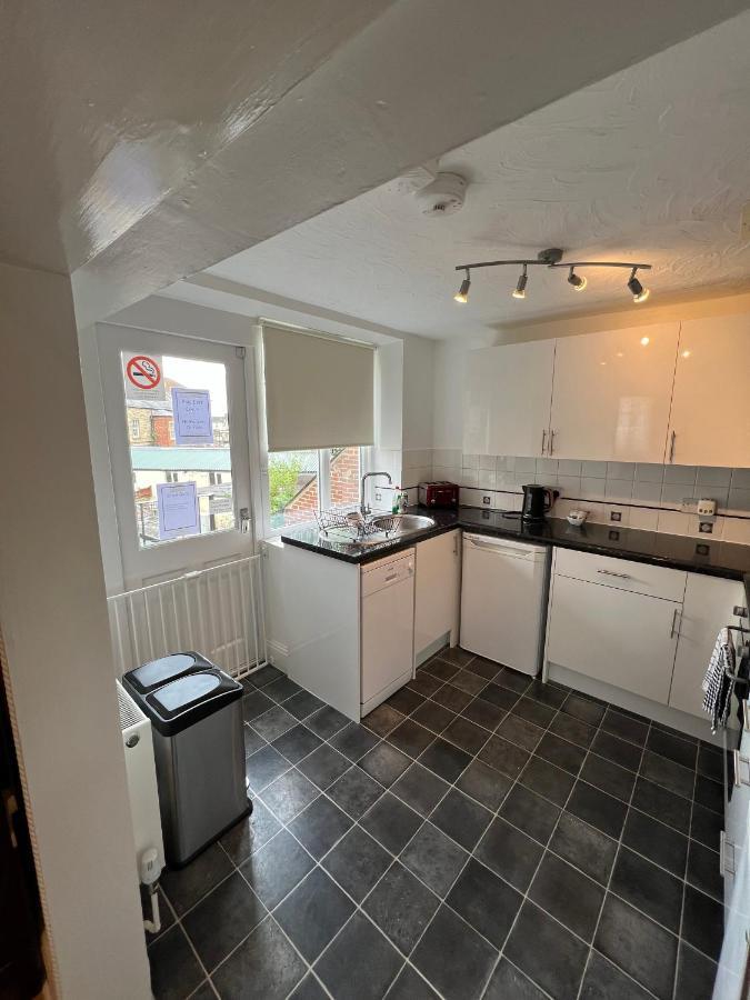 Stay In Yeovil Town Centre, Large 2 Bd Apt With Parking, Sleeps 4 Exterior foto