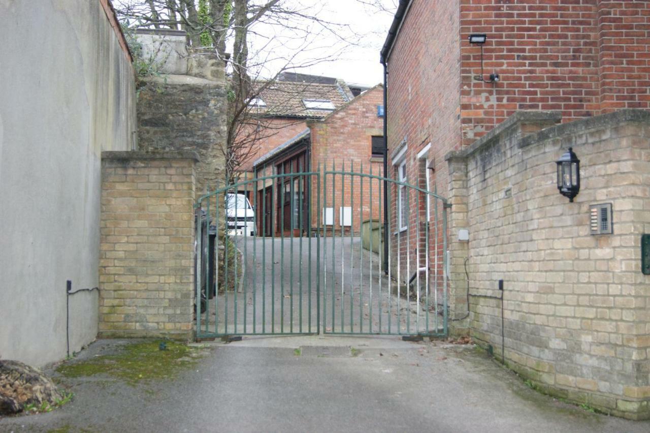 Stay In Yeovil Town Centre, Large 2 Bd Apt With Parking, Sleeps 4 Exterior foto